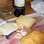 Сыр, оливки и вино
